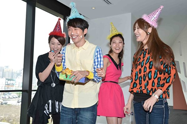 张栋梁29日生日,《爱情女仆》剧组提前于28日为他庆生。(图/三立提供) 张栋梁29日生日,《爱情女仆》剧组提前于28日为他庆生。(图/三立提供)