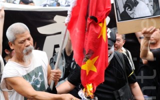 港社運人士焚燒中共旗 遭梁振英當局檢控