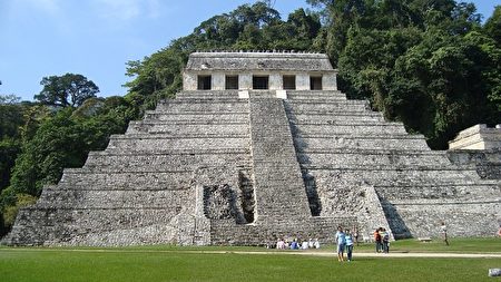 随着2012年12月21日的临近，玛雅末日预言在全球被热炒。玛雅预言告诉人们，“末日”之后地球将开始一个全新的历史纪元，“新的神将会到来！”图为墨西哥世界遗产帕伦克玛雅遗址的大金字塔。（摄影：玉清心/大纪元）