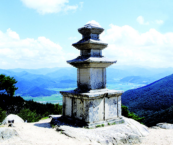 庆州南山茸长寺谷三层石塔。南山溪谷中最大的就是“茸长谷”,现在寺庙已经消失了,仅留下石塔。一边游览南山一边不时地俯瞰脚下的市区,千年前古都的痕迹原封不动的保留了下来,庆州的价值显然易见。(照片:庆州市厅提供) 庆州南山茸长寺谷三层石塔。南山溪谷中最大的就是“茸长谷”,现在寺庙已经消失了,仅留下石塔。一边游览南山一边不时地俯瞰脚下的市区,千年前古都的痕迹原封不动的保留了下来,庆州的价值显然易见。(照片:庆州市厅提供)