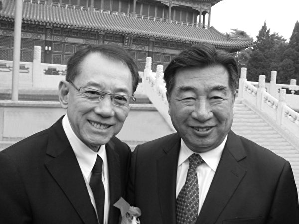 2009年,楊受成(左)獲江澤民親信,時任中共政治局委員、中共國務院副總理回良玉(右)於北京中南海紫光閣親自接見,規格之高更為歷年之冠。楊受成捲入江派,成為江派在香港的打手,替江派在香港站台。(圖片:英皇新聞中心) 2009年,楊受成(左)獲江澤民親信,時任中共政治局委員、中共國務院副總理回良玉(右)於北京中南海紫光閣親自接見,規格之高更為歷年之冠。楊受成捲入江派,成為江派在香港的打手,替江派在香港站台。(圖片:英皇新聞中心)