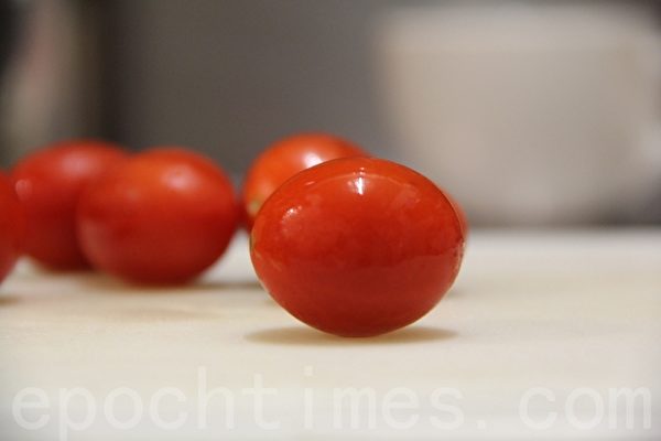 新鲜小蕃茄(摄影:ALEX/大纪元) 新鲜小蕃茄(摄影:ALEX/大纪元)