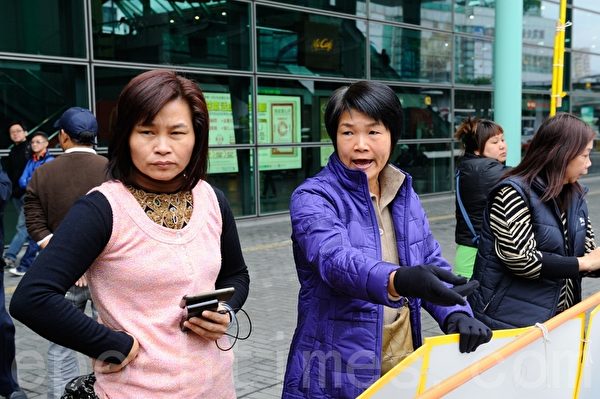 中共外圍特務組織──「香港青年關愛協會」(簡稱「青關會」),常擾亂香港法輪功主要講真相景點。圖為紅磡車站。(攝影:宋祥龍/大紀元) 中共外圍特務組織──「香港青年關愛協會」(簡稱「青關會」),常擾亂香港法輪功主要講真相景點。圖為紅磡車站。(攝影:宋祥龍/大紀元)