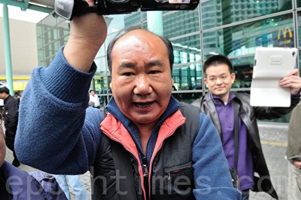 中共外圍特務組織──「香港青年關愛協會」(簡稱「青關會」),常擾亂香港法輪功主要講真相景點。圖為紅磡車站。(攝影:宋祥龍/大紀元) 中共外圍特務組織──「香港青年關愛協會」(簡稱「青關會」),常擾亂香港法輪功主要講真相景點。圖為紅磡車站。(攝影:宋祥龍/大紀元)