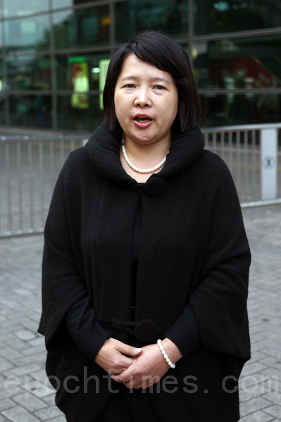 被青關會頭目誣告的法輪功學員楊女士,11日被法庭宣判無罪釋放。(攝影:潘在殊/大紀元) 被青關會頭目誣告的法輪功學員楊女士,11日被法庭宣判無罪釋放。(攝影:潘在殊/大紀元)