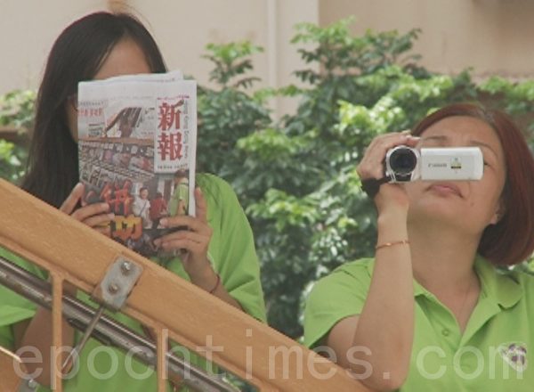 在江派大管家、前中國國家副主席曾慶紅授意下,梁振英夥同香港江湖富商楊受成在香港再現「文革」場面,大批青關會成員聚眾鬧事,吹奏口哨和喇叭,發出極大噪音,青關會派發楊受成的《新報》,上面有大量污衊法輪功的內容。 (大紀元圖片) 在江派大管家、前中國國家副主席曾慶紅授意下,梁振英夥同香港江湖富商楊受成在香港再現「文革」場面,大批青關會成員聚眾鬧事,吹奏口哨和喇叭,發出極大噪音,青關會派發楊受成的《新報》,上面有大量污衊法輪功的內容。 (大紀元圖片)