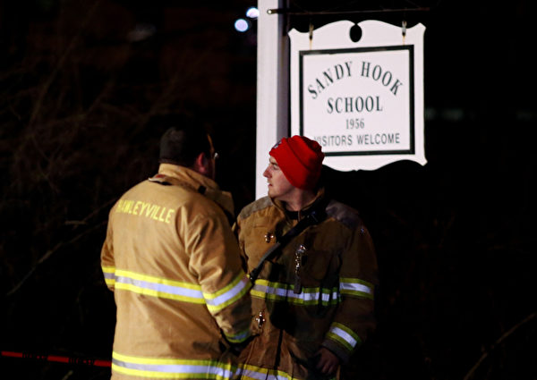 美国康涅狄格州中部钮敦镇(Newtown)的桑迪胡克小学(Sandy Hook Elementary)12月14日发生枪击案,造成至少27人丧生。(Spencer Platt/Getty Images) 美国康涅狄格州中部钮敦镇(Newtown)的桑迪胡克小学(Sandy Hook Elementary)12月14日发生枪击案,造成至少27人丧生。(Spencer Platt/Getty Images)
