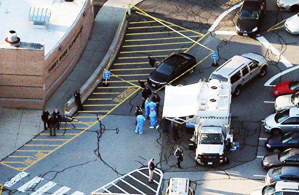 美国康涅狄格州中部钮敦镇(Newtown)的桑迪胡克小学(Sandy Hook Elementary)12月14日发生枪击案后,救护车抵达现场。(Mario Tama/Getty Images) 美国康涅狄格州中部钮敦镇(Newtown)的桑迪胡克小学(Sandy Hook Elementary)12月14日发生枪击案后,救护车抵达现场。(Mario Tama/Getty Images)