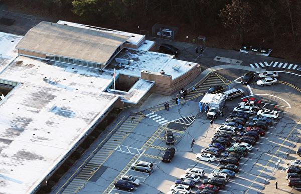 美国康涅狄格州中部钮敦镇(Newtown)的桑迪胡克小学(Sandy Hook Elementary)12月14日发生枪击案后,学校外的停车场停满车辆。(Mario Tama/Getty Images) 美国康涅狄格州中部钮敦镇(Newtown)的桑迪胡克小学(Sandy Hook Elementary)12月14日发生枪击案后,学校外的停车场停满车辆。(Mario Tama/Getty Images)