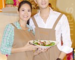 JANET与丁春诚昨天(17日)应邀出席台湾首间咖啡厅开幕活动。(摄影:黄宗茂/大纪元)