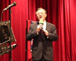 圖:經文處處長傅正綱唱演唱了「龍樹下」等多首歌曲(攝影﹕劉凡迪/大紀元)