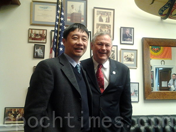 19日,美國國會資深眾議員、台灣連線創辦人羅拉巴克(Dana Rohrabacher)開心地見到了鍾鼎邦本人。羅拉巴克說,他本人非常理解並欣賞法輪功學員在受到不公正對待下持之以恆用理性和平的方式讓世人瞭解的做法。他支持法輪功學員為制止迫害的所為,並為之感動。(圖片由鍾鼎邦提供) 19日,美國國會資深眾議員、台灣連線創辦人羅拉巴克(Dana Rohrabacher)開心地見到了鍾鼎邦本人。羅拉巴克說,他本人非常理解並欣賞法輪功學員在受到不公正對待下持之以恆用理性和平的方式讓世人瞭解的做法。他支持法輪功學員為制止迫害的所為,並為之感動。(圖片由鍾鼎邦提供)