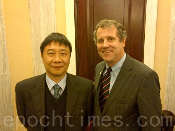 鍾鼎邦應美國國會及行政當局中國委員會聯席主席、國會參議員布朗(Sherrod Brown)邀請前來華盛頓在國會聽證會上作證。(圖片由鍾鼎邦提供) 鍾鼎邦應美國國會及行政當局中國委員會聯席主席、國會參議員布朗(Sherrod Brown)邀請前來華盛頓在國會聽證會上作證。(圖片由鍾鼎邦提供)