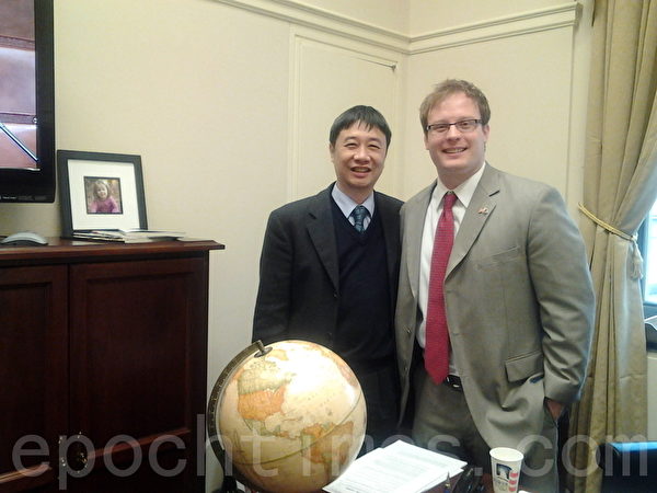 在國會大樓裡,巴克曼(Michele Bachman)議員的高級助理伯蘭德(Robert Boland)先生見到鍾鼎邦時很興奮。伯蘭德盛讚鍾的女兒鍾愛為營救父親所做的努力。今年7月,鍾愛從台灣來到華盛頓,向美國議員尋求幫助,伯蘭德聽完鍾愛的陳述後深受感動,隨即致電台灣駐美辦事處,要求台灣政府積極營救鍾鼎邦。(圖片由鍾鼎邦提供) 在國會大樓裡,巴克曼(Michele Bachman)議員的高級助理伯蘭德(Robert Boland)先生見到鍾鼎邦時很興奮。伯蘭德盛讚鍾的女兒鍾愛為營救父親所做的努力。今年7月,鍾愛從台灣來到華盛頓,向美國議員尋求幫助,伯蘭德聽完鍾愛的陳述後深受感動,隨即致電台灣駐美辦事處,要求台灣政府積極營救鍾鼎邦。(圖片由鍾鼎邦提供)