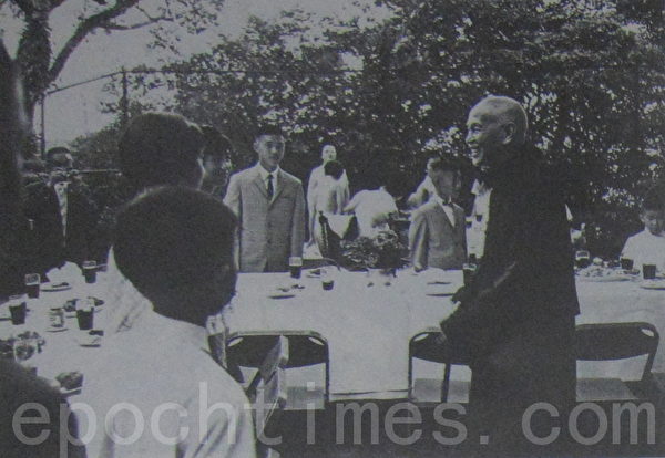1968年9月7日,蒋夫人在士林官邸举办户外烤肉餐会,宴请侍卫人员及家属。蒋中正总统(右一)亲临致意。照片中央穿西服打领带的青少年,为侍卫长郝柏村的长子台北市长郝龙斌。(摄影:钟元翻摄/大纪元) 1968年9月7日,蒋夫人在士林官邸举办户外烤肉餐会,宴请侍卫人员及家属。蒋中正总统(右一)亲临致意。照片中央穿西服打领带的青少年,为侍卫长郝柏村的长子台北市长郝龙斌。(摄影:钟元翻摄/大纪元)