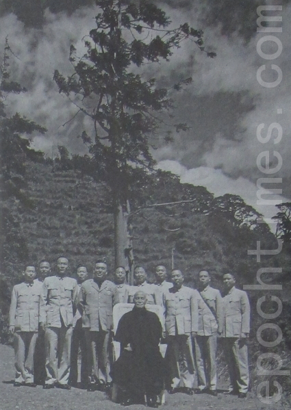 蒋中正总统在梨山一棵千年松前与侍卫人员合照,左五为侍卫长郝柏村。(摄影:钟元翻摄/大纪元) 蒋中正总统在梨山一棵千年松前与侍卫人员合照,左五为侍卫长郝柏村。(摄影:钟元翻摄/大纪元)