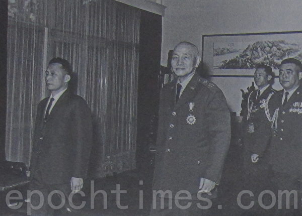 1966年2月,侍卫长郝柏村(右一)随扈蒋中正总统(右三)接待甫当选韩国总统朴槿惠的父亲韩国总统朴正熙(左一)。(摄影:钟元翻摄/大纪元) 1966年2月,侍卫长郝柏村(右一)随扈蒋中正总统(右三)接待甫当选韩国总统朴槿惠的父亲韩国总统朴正熙(左一)。(摄影:钟元翻摄/大纪元)