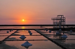 台南北門井仔腳鹽田夕陽。(觀光局提供) 台南北門井仔腳鹽田夕陽。(觀光局提供)