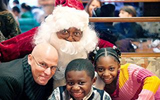 圣诞老人为无家可归孩童带来微笑