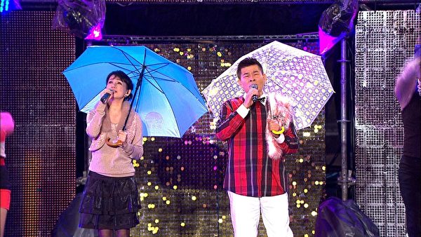 两人再展好默契,演唱当年由澎恰恰主演,蔡幸娟演唱的电影《先生骗鬼》。(图/三立台湾台提供) 两人再展好默契,演唱当年由澎恰恰主演,蔡幸娟演唱的电影《先生骗鬼》。(图/三立台湾台提供)