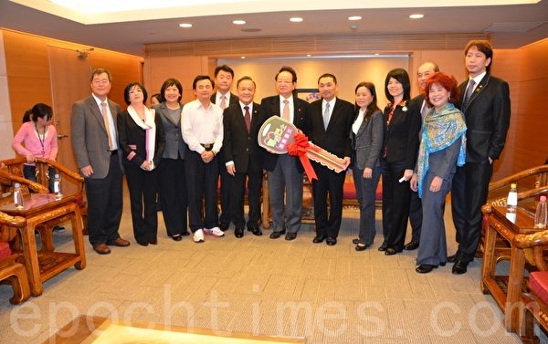 國際扶輪社3480地區捐贈新北市政府復康巴士1部,主要單位有財團法人台灣之愛社會福利慈善公益事業基金會,台北城中、客家、百合、原民、寰宇、傳齊扶輪社,副市長侯友宜代表市府受贈。(攝影:宋順澈/大紀元) 國際扶輪社3480地區捐贈新北市政府復康巴士1部,主要單位有財團法人台灣之愛社會福利慈善公益事業基金會,台北城中、客家、百合、原民、寰宇、傳齊扶輪社,副市長侯友宜代表市府受贈。(攝影:宋順澈/大紀元)