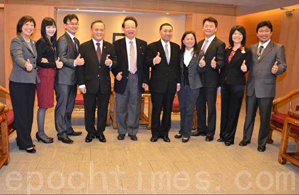 國際扶輪社3480地區捐贈新北市政府復康巴士1部,主要單位有財團法人台灣之愛社會福利慈善公益事業基金會,台北城中、客家、百合、原民、寰宇、傳齊扶輪社,副市長侯友宜代表市府受贈。(攝影:宋順澈/大紀元) 國際扶輪社3480地區捐贈新北市政府復康巴士1部,主要單位有財團法人台灣之愛社會福利慈善公益事業基金會,台北城中、客家、百合、原民、寰宇、傳齊扶輪社,副市長侯友宜代表市府受贈。(攝影:宋順澈/大紀元)