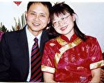 翻遍楊小晶的影集,她與丈夫曹東結婚九年,兩人的合影卻只有婚禮上的那次拍照。(圖片來源:明慧網)