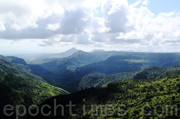 火山口附近的黑河谷,群山绵延。(摄影:戴德蔓/大纪元) 火山口附近的黑河谷,群山绵延。(摄影:戴德蔓/大纪元)
