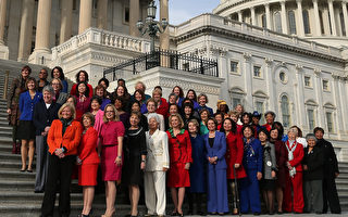 美民主党女议员集体照惹争议 佩洛西发声