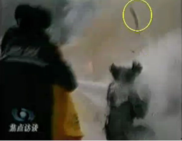 CCTV“自焚”节目慢动作分析-2:重物猛击刘春玲的头部后被弹起。(明慧网图片) CCTV“自焚”节目慢动作分析-2:重物猛击刘春玲的头部后被弹起。(明慧网图片)