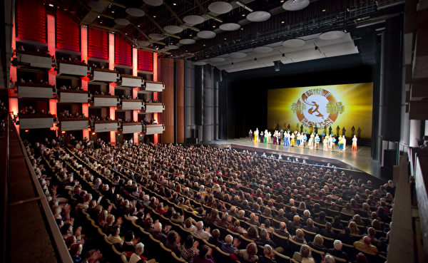 2013年1月8日,神韻紐約藝術團在加拿大魁北克城演出,當地氣溫驟然升到攝氏零度左右,讓處在嚴冬裡的魁北克人提前沐浴在盎然春意中。神韻藝術團的到來,更讓魁北克省魁北克市的觀眾第一次領略到中華神傳文化的美麗和壯觀。(攝影:艾文/大紀元) 2013年1月8日,神韻紐約藝術團在加拿大魁北克城演出,當地氣溫驟然升到攝氏零度左右,讓處在嚴冬裡的魁北克人提前沐浴在盎然春意中。神韻藝術團的到來,更讓魁北克省魁北克市的觀眾第一次領略到中華神傳文化的美麗和壯觀。(攝影:艾文/大紀元)