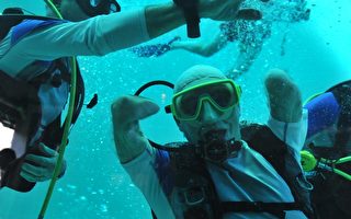 组图：截肢男下潜33米 破残疾人世界纪录