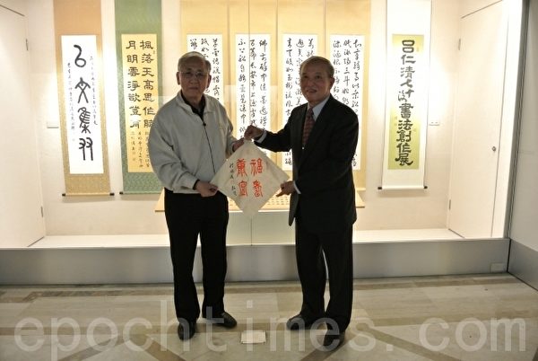 吕仁清(右)基隆文化中心书法创作展,其同门师兄弟洪启义亲临祝贺并相赠墨宝。(摄影:周美晴/大纪元) 吕仁清(右)基隆文化中心书法创作展,其同门师兄弟洪启义亲临祝贺并相赠墨宝。(摄影:周美晴/大纪元)