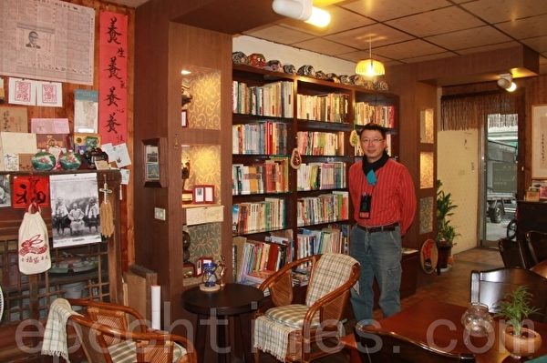莊文生老師與蘭地空間。(攝影:謝月琴/大紀元) 莊文生老師與蘭地空間。(攝影:謝月琴/大紀元)