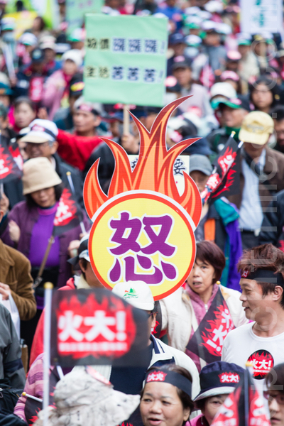 民進黨13日舉辦「人民火大、一路嗆馬」大遊行,各民團紛紛組成隊伍走上街頭,表達不滿心聲。(攝影:陳柏州 /大紀元) 民進黨13日舉辦「人民火大、一路嗆馬」大遊行,各民團紛紛組成隊伍走上街頭,表達不滿心聲。(攝影:陳柏州 /大紀元)