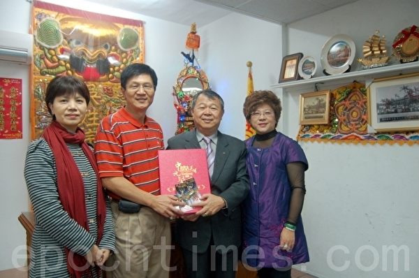 基隆吳姓宗親會理事長吳文喜(右2)及夫人頒贈新年度加入會員吳建成(左2)紀念冊。(攝影:于婉蘋/大紀元) 基隆吳姓宗親會理事長吳文喜(右2)及夫人頒贈新年度加入會員吳建成(左2)紀念冊。(攝影:于婉蘋/大紀元)