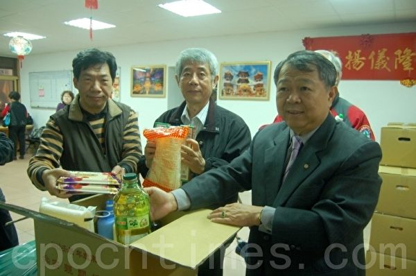 基隆吳姓宗親會理事長吳文喜(圖右)在會館辦理「歲末寒冬關懷宗親活動」。(攝影:于婉蘋/大紀元) 基隆吳姓宗親會理事長吳文喜(圖右)在會館辦理「歲末寒冬關懷宗親活動」。(攝影:于婉蘋/大紀元)