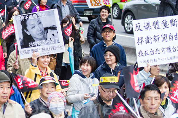 民進黨13日在台北舉辦火大遊行,許多青年學子走上街頭,高喊「反媒體壟斷」。(攝影:陳柏州/大紀元) 民進黨13日在台北舉辦火大遊行,許多青年學子走上街頭,高喊「反媒體壟斷」。(攝影:陳柏州/大紀元)
