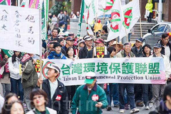 民進黨13日在台北舉辦火大遊行,台灣環境保護聯盟走上街頭,對政府表達心中的不滿。(攝影:陳柏州/大紀元) 民進黨13日在台北舉辦火大遊行,台灣環境保護聯盟走上街頭,對政府表達心中的不滿。(攝影:陳柏州/大紀元)