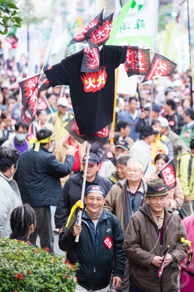 民進黨13日在台北舉辦火大遊行,民眾自製「火大」稻草人走上街頭,對政府表達心中的不滿。(攝影:陳柏州/大紀元) 民進黨13日在台北舉辦火大遊行,民眾自製「火大」稻草人走上街頭,對政府表達心中的不滿。(攝影:陳柏州/大紀元)