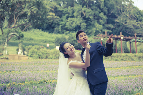 劉品言與黃健瑋甜蜜拍婚紗,戲外卻跑得喘不過氣。(圖/公視提供) 劉品言與黃健瑋甜蜜拍婚紗,戲外卻跑得喘不過氣。(圖/公視提供)