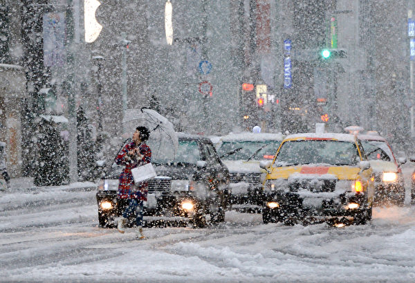 2013年1月14日，东京都心降下今年冬天第一场雪。图为银座购物区。（TOSHIFUMI KITAMURA/AFP） 