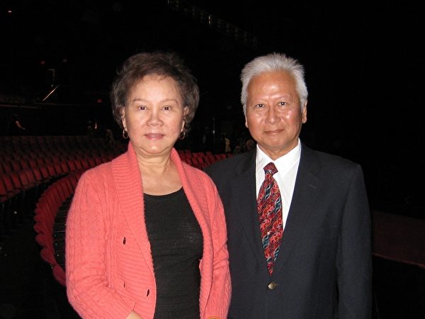 喜瑞都市(Cerritos)第一任華人市長胡張燕燕(Grace Hu),偕先生胡天來(Bill Hu)博士,美富銀行高管一起觀看了19日下午的神韻演出,兩人都高度評價神韻演出。(攝影:方圓/大紀元) 喜瑞都市(Cerritos)第一任華人市長胡張燕燕(Grace Hu),偕先生胡天來(Bill Hu)博士,美富銀行高管一起觀看了19日下午的神韻演出,兩人都高度評價神韻演出。(攝影:方圓/大紀元)