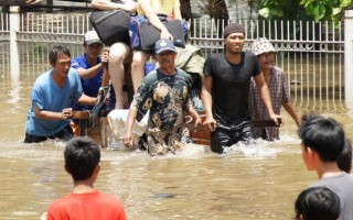 組圖：豪雨加潮汐 印尼雅加達豪宅淹水