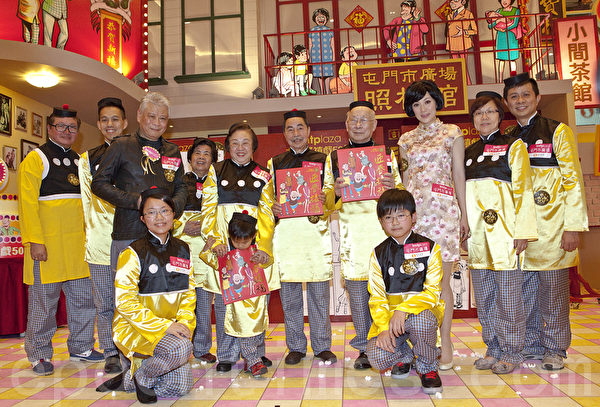 王泽教授与一众“老夫子”。(摄影:余钢/大纪元) 王泽教授与一众“老夫子”。(摄影:余钢/大纪元)