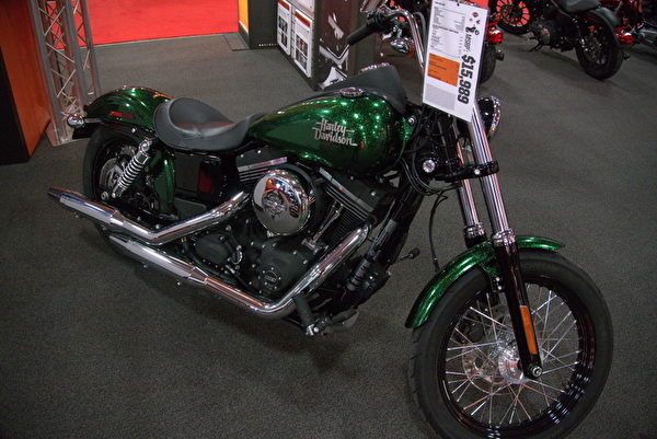 Harley Davidson 2013新款Hard Candy Custom。(攝影:夏又容/大紀元) Harley Davidson 2013新款Hard Candy Custom。(攝影:夏又容/大紀元)