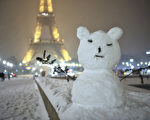 巴黎埃菲爾鐵塔下的雪景(攝影:MEHDI FEDOUACH/AFP/Getty Images)