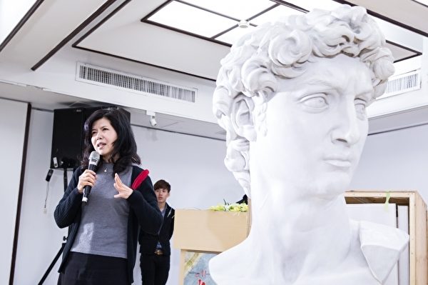 「天堂.審判.重生 米開朗基羅:文藝復興巨匠再現」特展23日舉行開箱記者會。策展顧問劉俊蘭講述《大衛頭像》石膏複製像的特色。(攝影:陳柏州/大紀元) 「天堂.審判.重生 米開朗基羅:文藝復興巨匠再現」特展23日舉行開箱記者會。策展顧問劉俊蘭講述《大衛頭像》石膏複製像的特色。(攝影:陳柏州/大紀元)