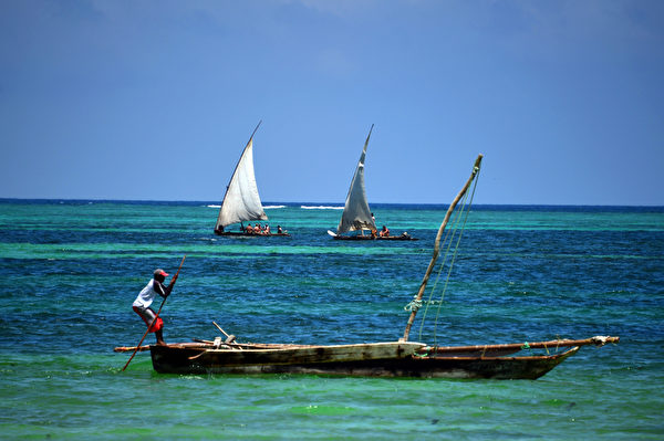桑吉巴岛海上渔船。(GABRIEL BOUYS/AFP) 桑吉巴岛海上渔船。(GABRIEL BOUYS/AFP)
