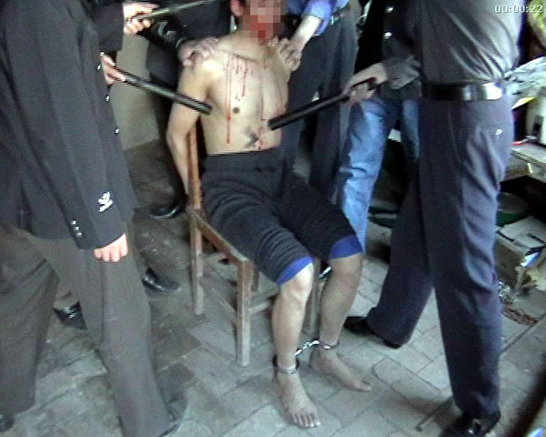 中共对法轮功学员实施的酷刑(大纪元资料图片) 中共对法轮功学员实施的酷刑(大纪元资料图片)
